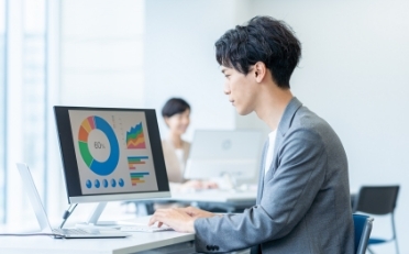 ブランドを意識したコーポレートサイトリニューアルと、データマーケティングによる伴走支援
